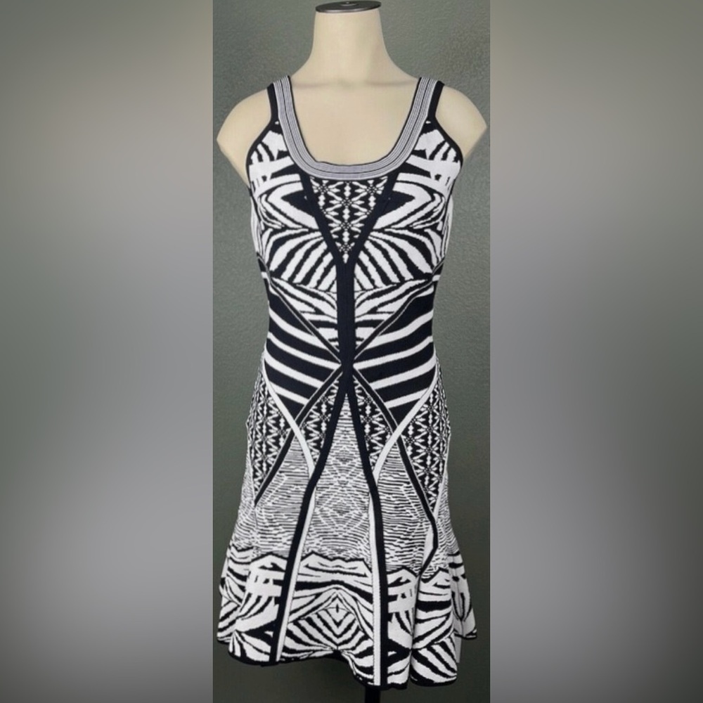 Neiman Marcus Dress Black & White Print Knitted Fit & Flare Sleeveless NWOT